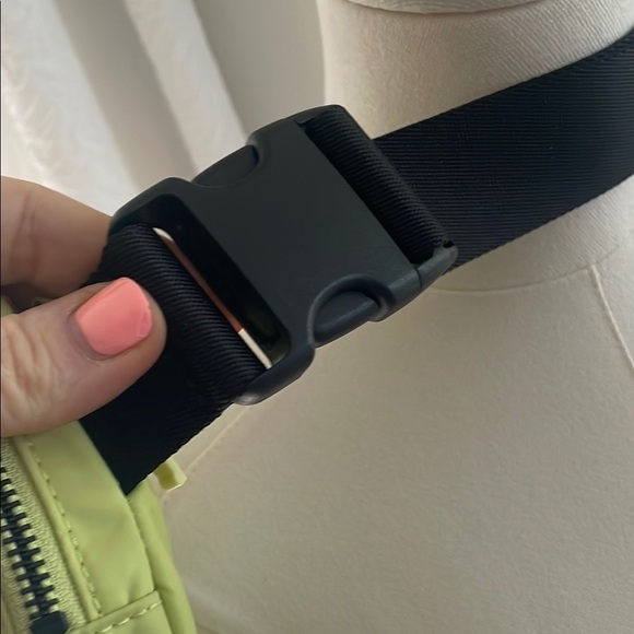 Lululemon Everywhere Lemon Lime Green Belt Bag Crossbody - Picture 7 of 15